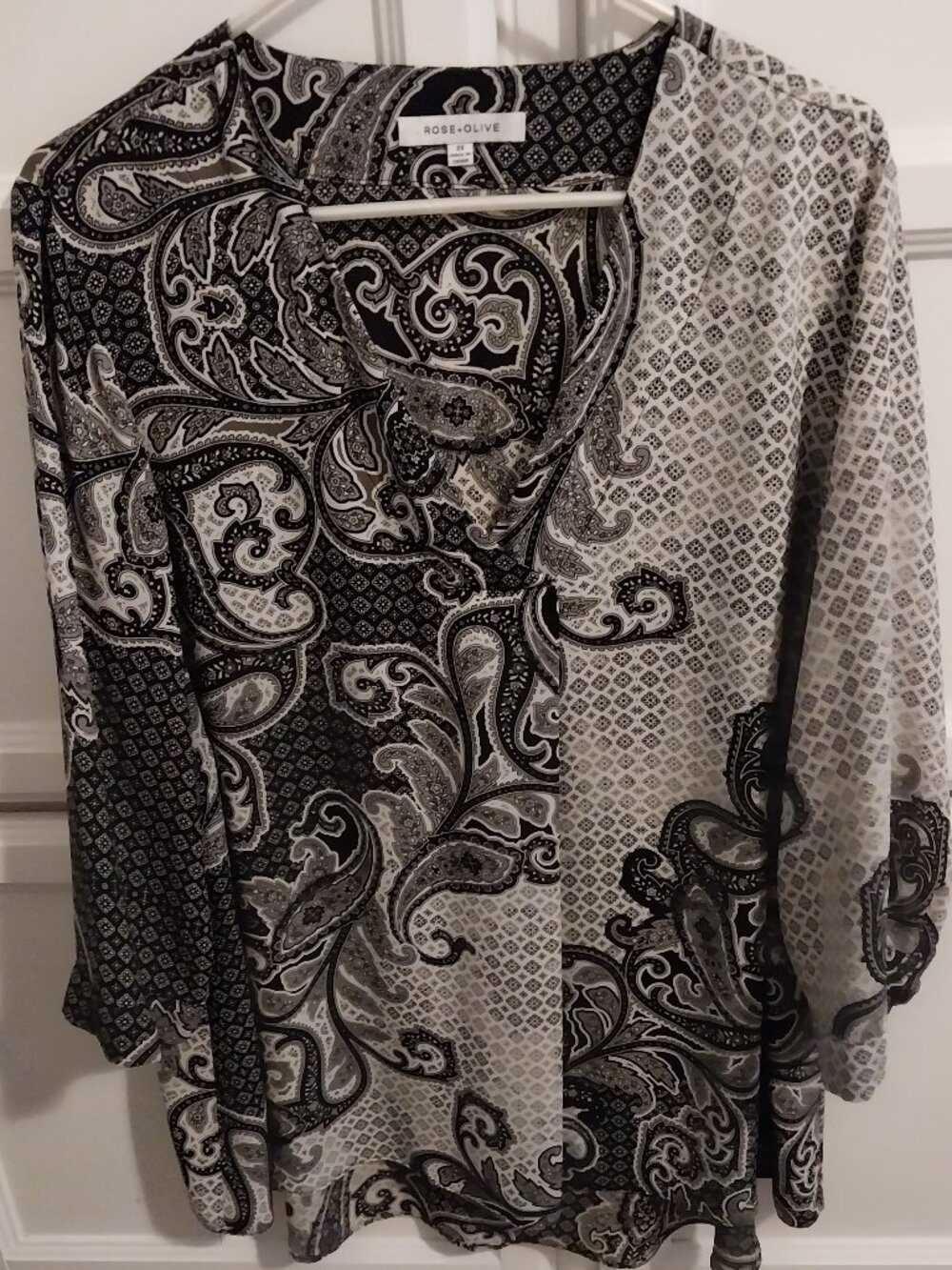 💗Rose & Olive Top 2X Black Gray White V-Neck EUC💗